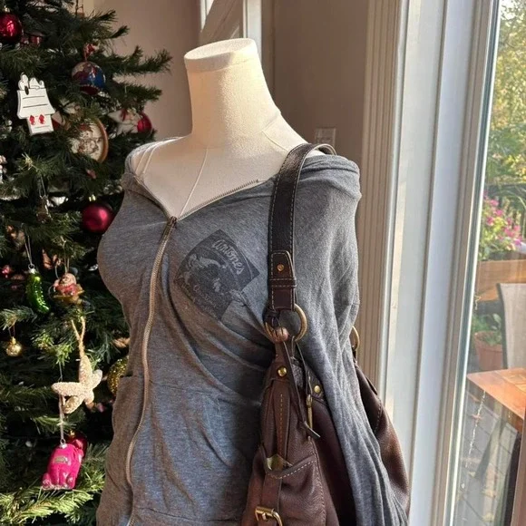 Soft gray zip-up hoodie with subtle graphic detail ⋆ Off-shoulder / slouchy - Picture 3 of 6